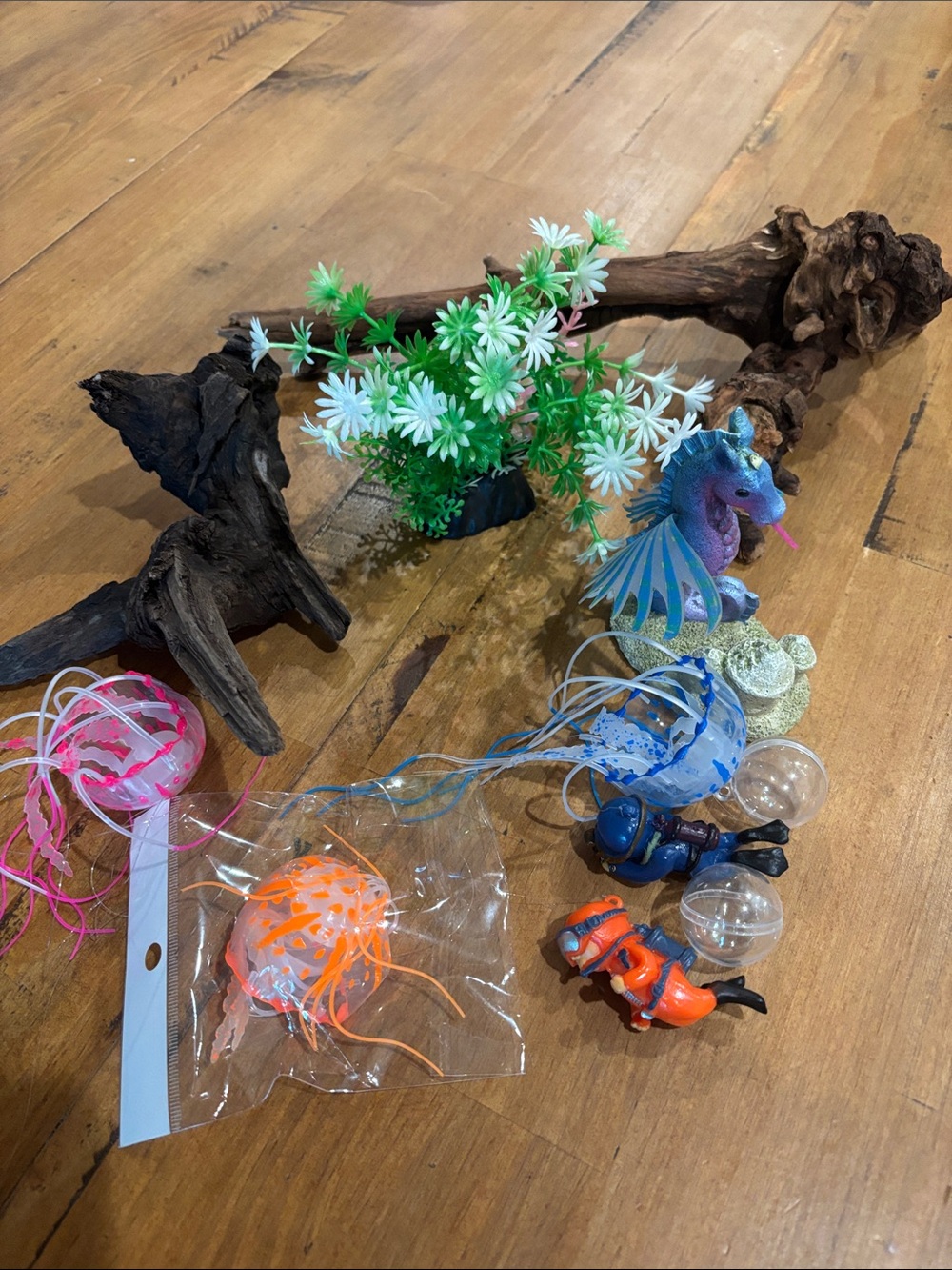 Assorted Aquarium Decorations - Colorful seahorses, Plants & Ornaments